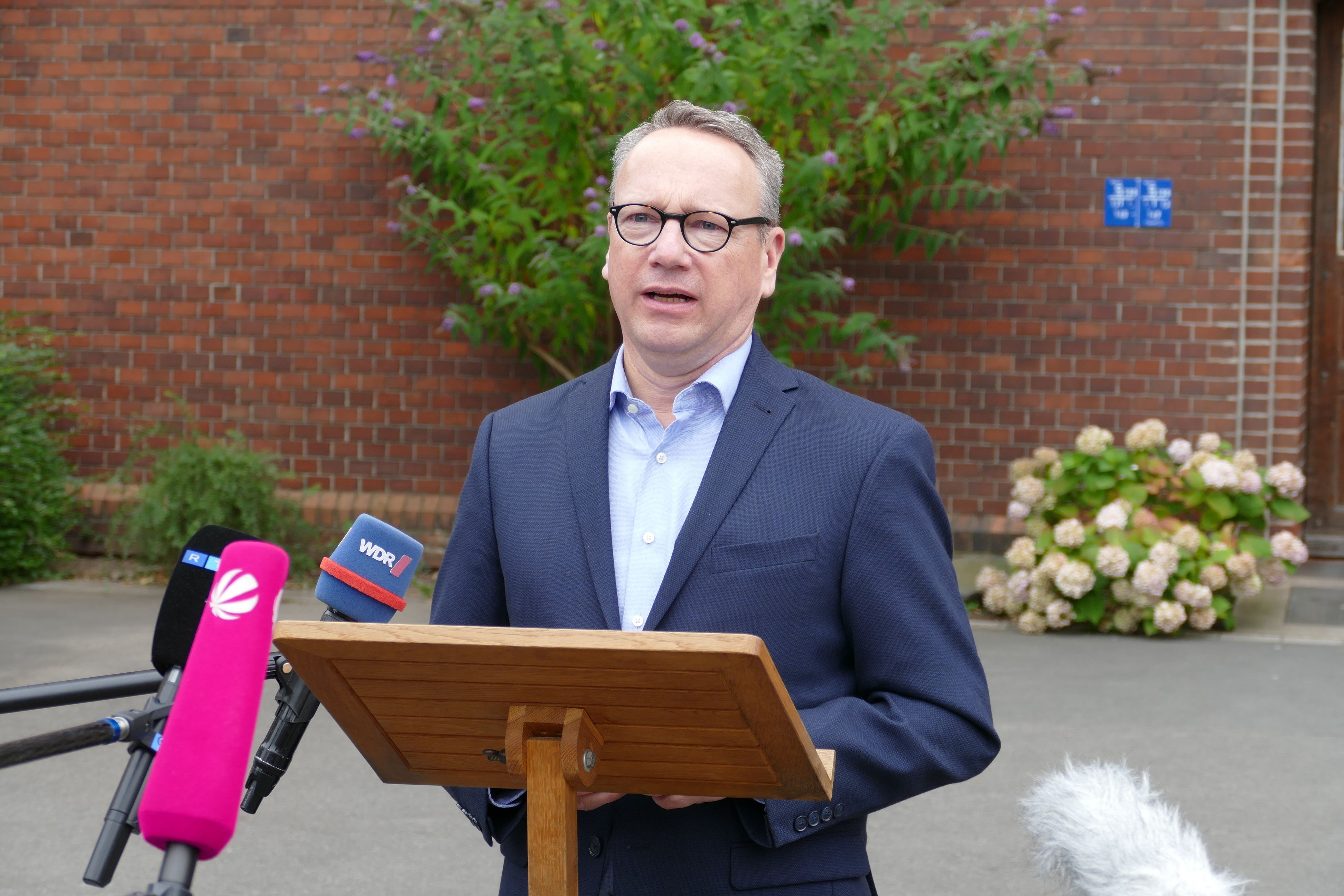 NRW-Justizminister Benjamin Limbach bei der Pressekonferenz nach seinem Besuch in der JVA Siegburg.