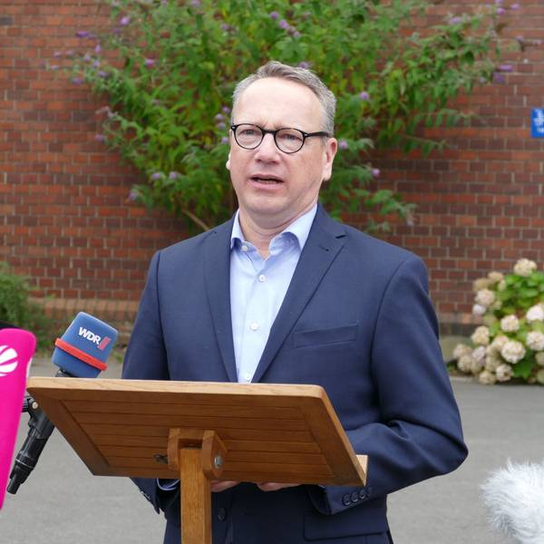 NRW-Justizminister Benjamin Limbach bei der Pressekonferenz nach seinem Besuch in der JVA Siegburg.