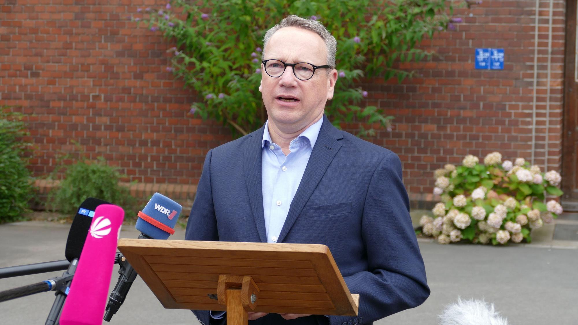 NRW-Justizminister Benjamin Limbach bei der Pressekonferenz nach seinem Besuch in der JVA Siegburg.