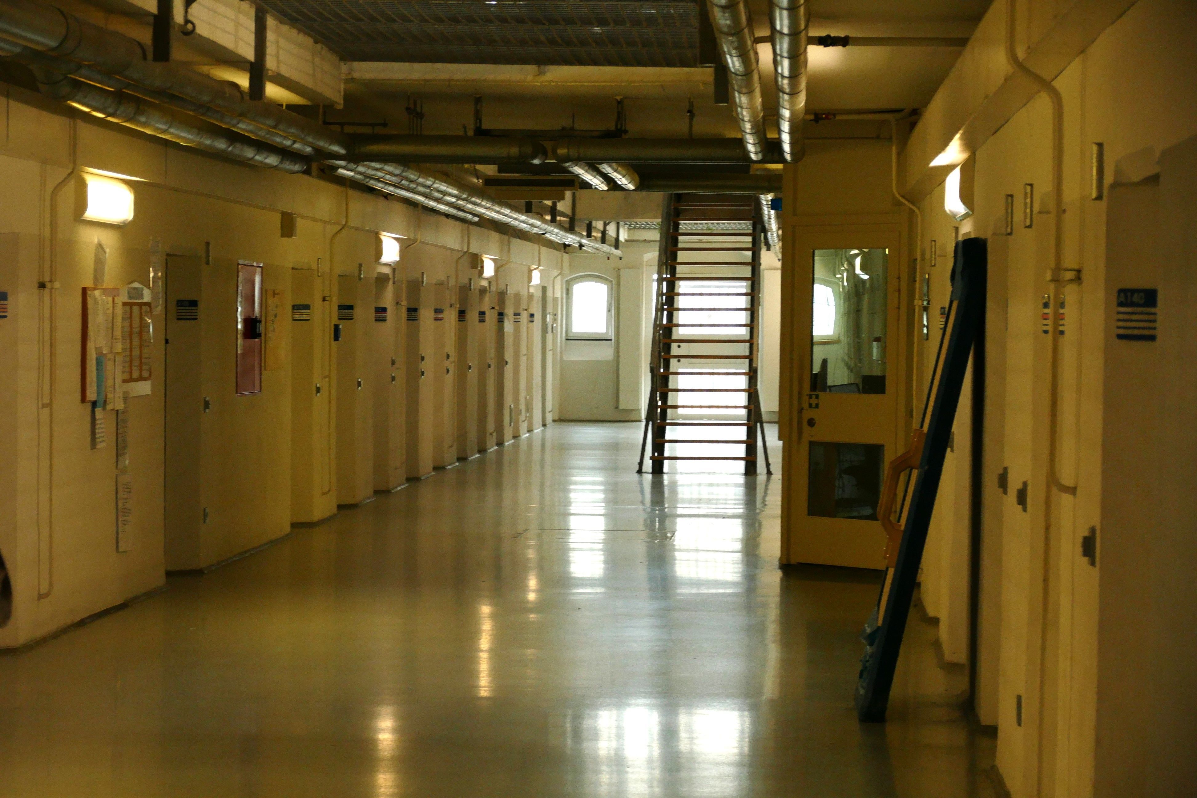 Die Polizei untersuchte unter anderem die U-Hafträume und Gefängnisküche, hier ist ein Zellentrakt in Siegburg zu sehen.