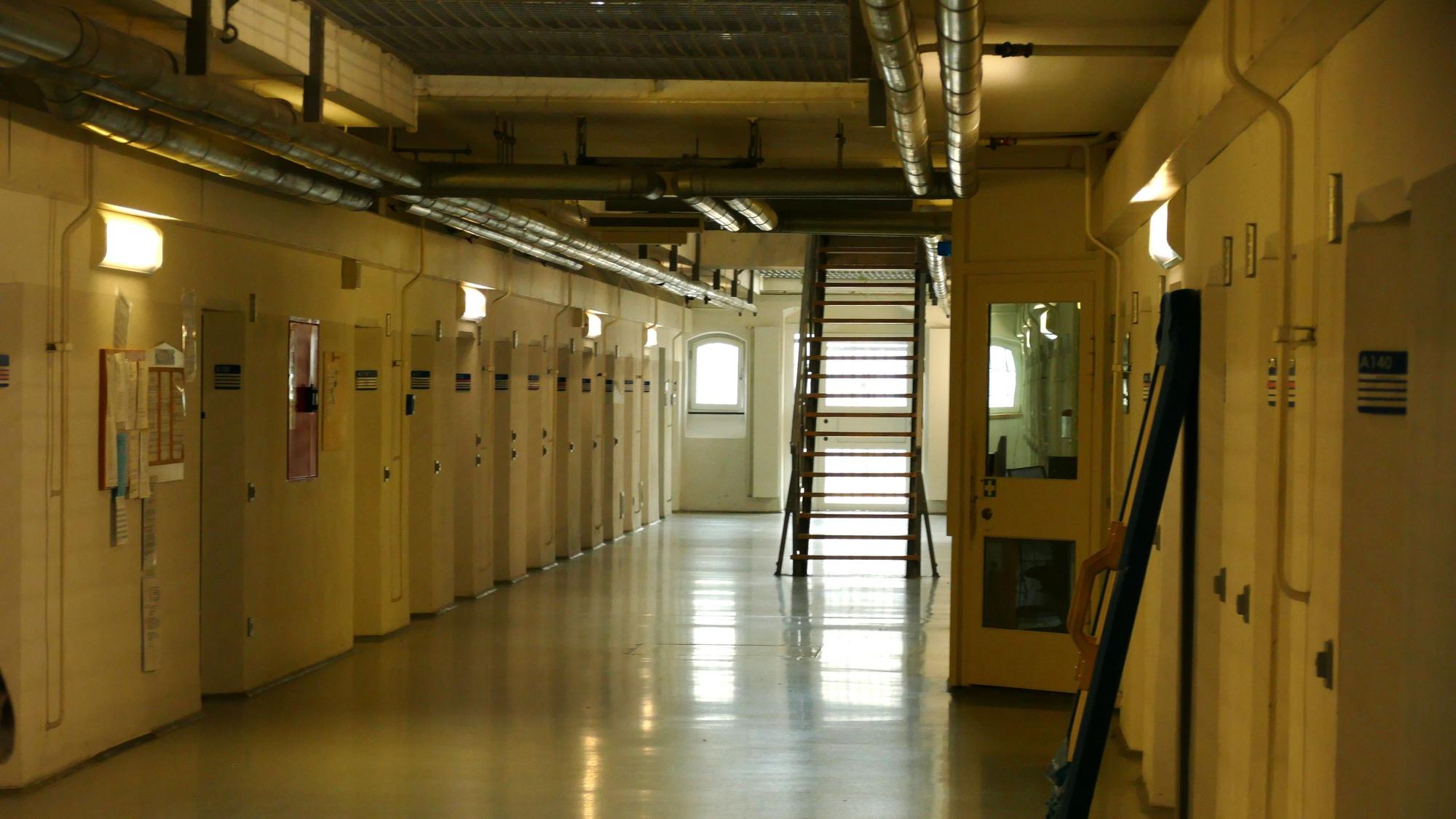 Die Polizei untersuchte unter anderem die U-Hafträume und Gefängnisküche, hier ist ein Zellentrakt in Siegburg zu sehen.