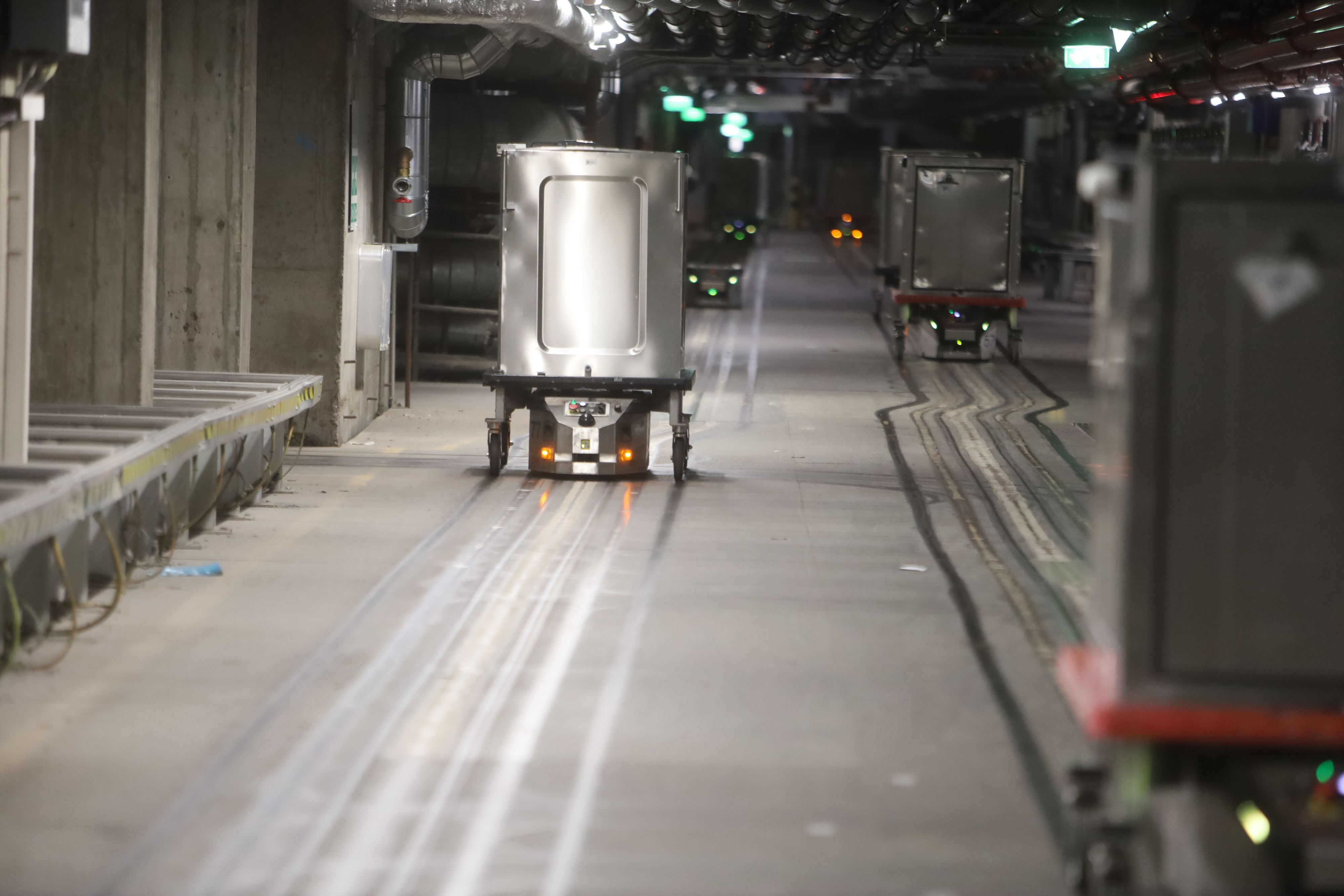 Über kaum sichtbare, im Boden verankerte Magnete werden die Versorgungsroboter auf ihrer Fahrlinie gehalten.