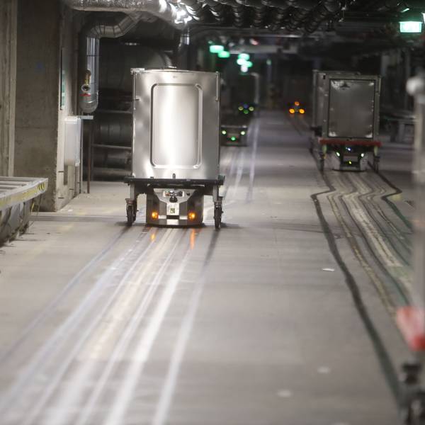 Über kaum sichtbare, im Boden verankerte Magnete werden die Versorgungsroboter auf ihrer Fahrlinie gehalten.