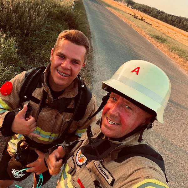 Das Foto zeigt zwei Feuerwehrmänner.