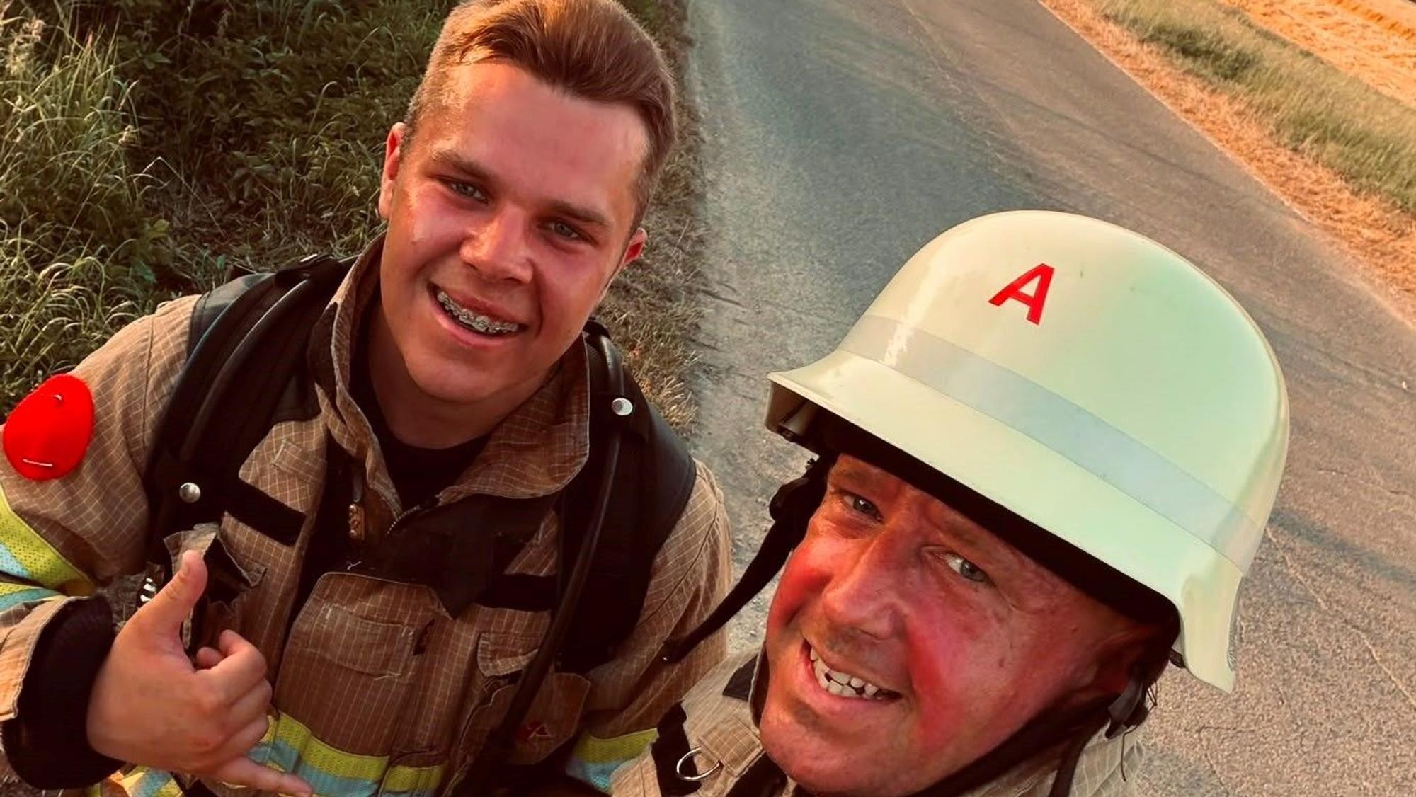 Das Foto zeigt zwei Feuerwehrmänner.