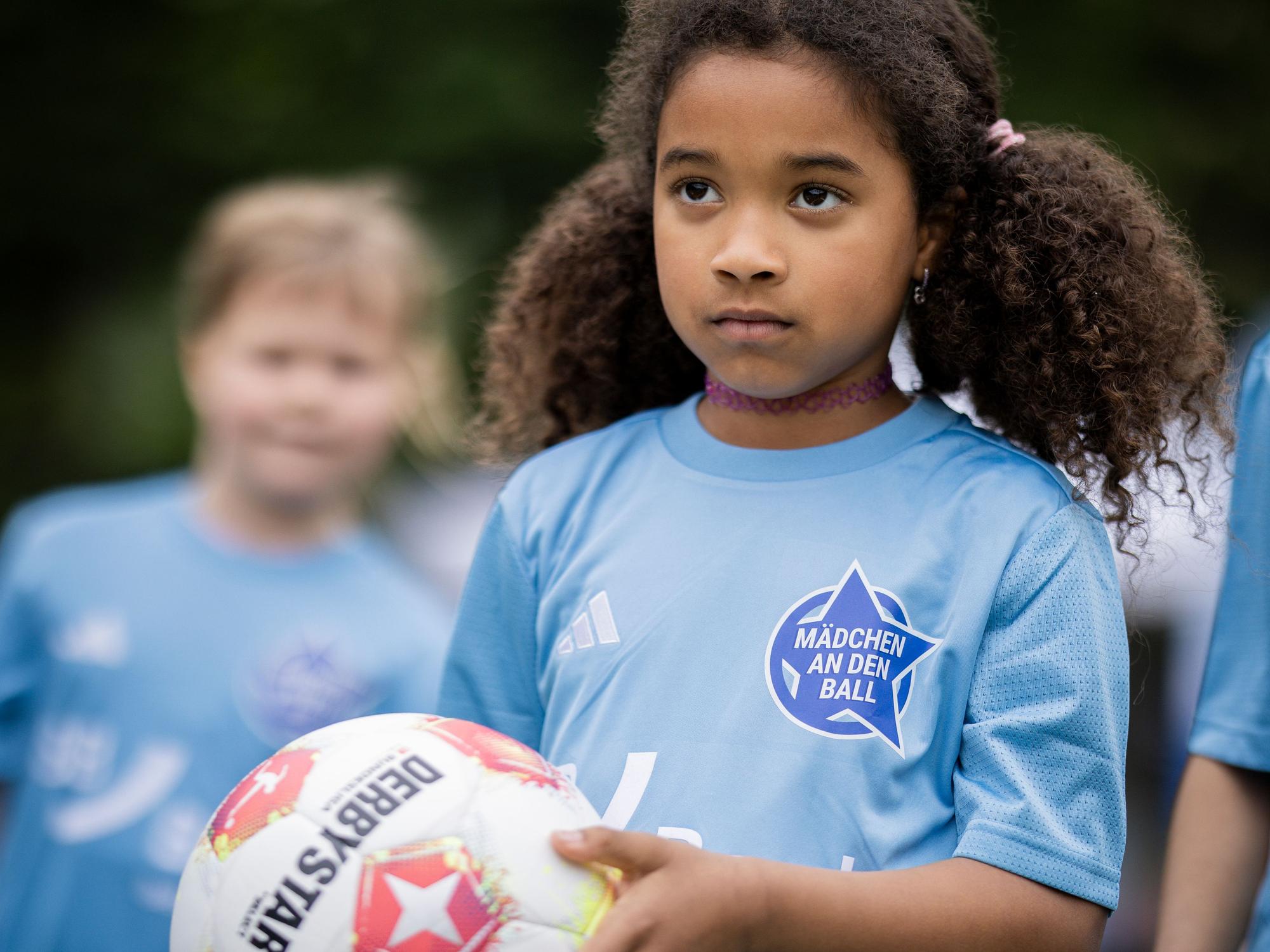 Bei „Mädchen an den Ball“ kicken die Teilnehmerinnen ohne Leistungsdruck.