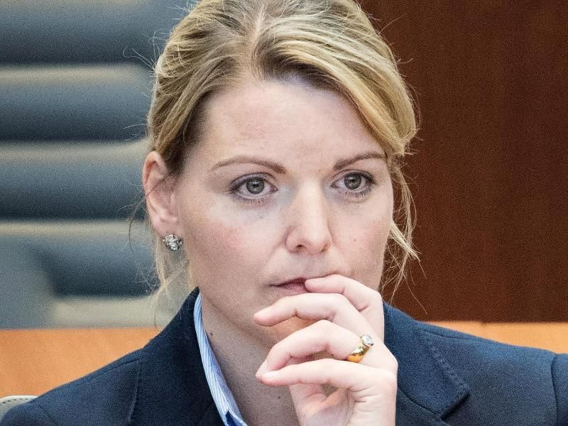 Christina Schulze Föcking (CDU), damalige Umwelt- und Agrarministerin in NRW, verfolgt die Debatte im Landtag.