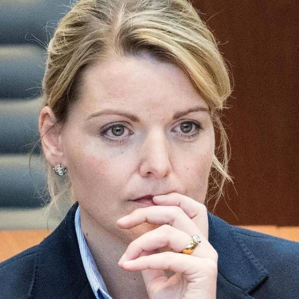Christina Schulze Föcking (CDU), damalige Umwelt- und Agrarministerin in NRW, verfolgt die Debatte im Landtag.