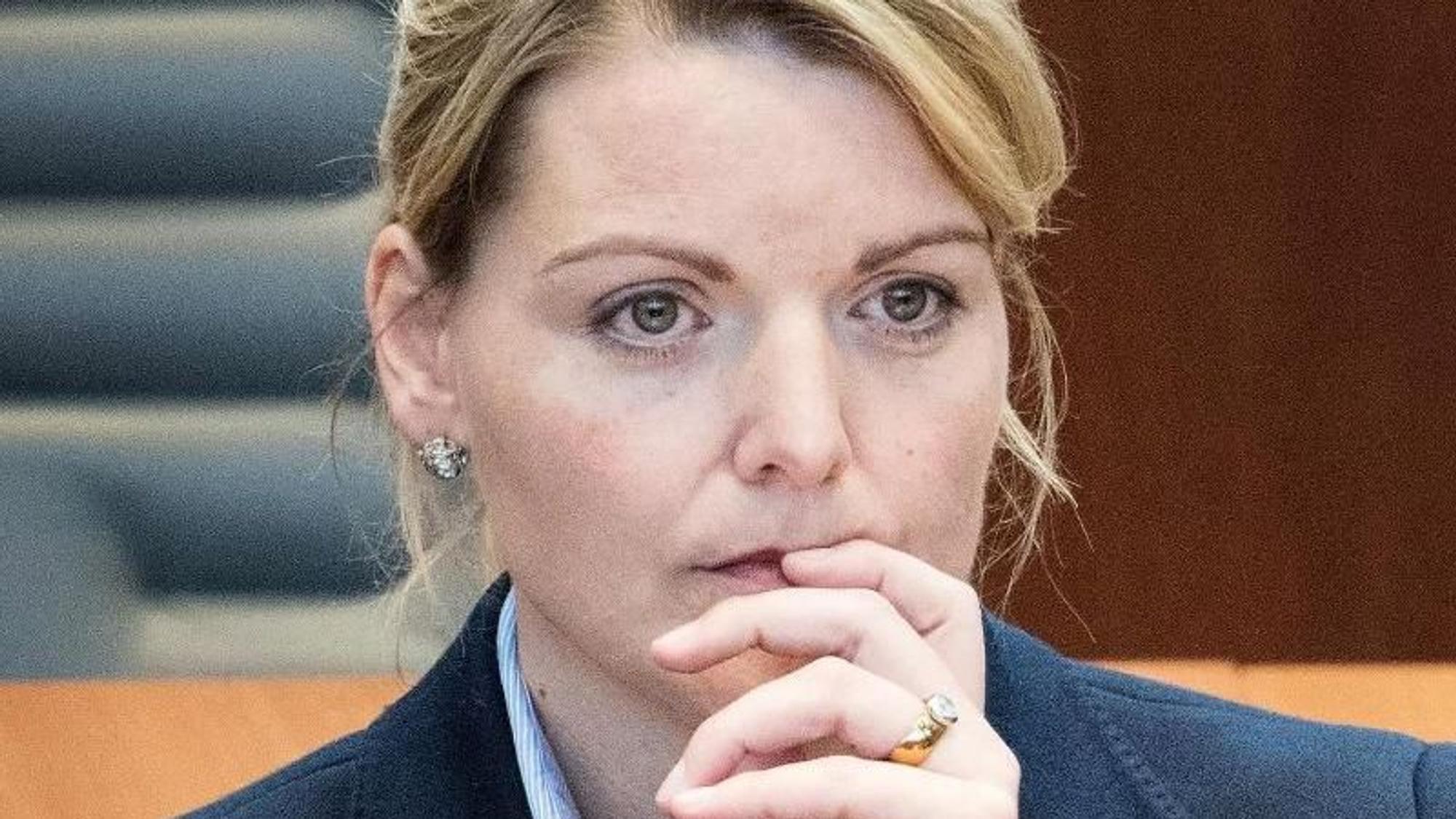 Christina Schulze Föcking (CDU), damalige Umwelt- und Agrarministerin in NRW, verfolgt die Debatte im Landtag.