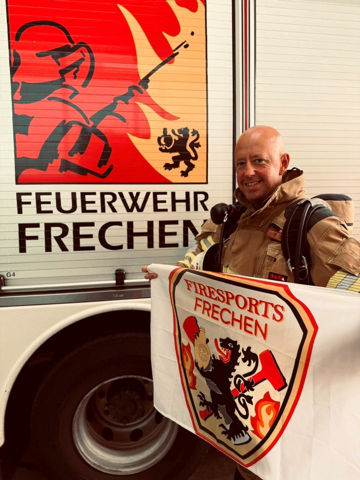 Das Foto zeigt einen Feuerwehrmann.