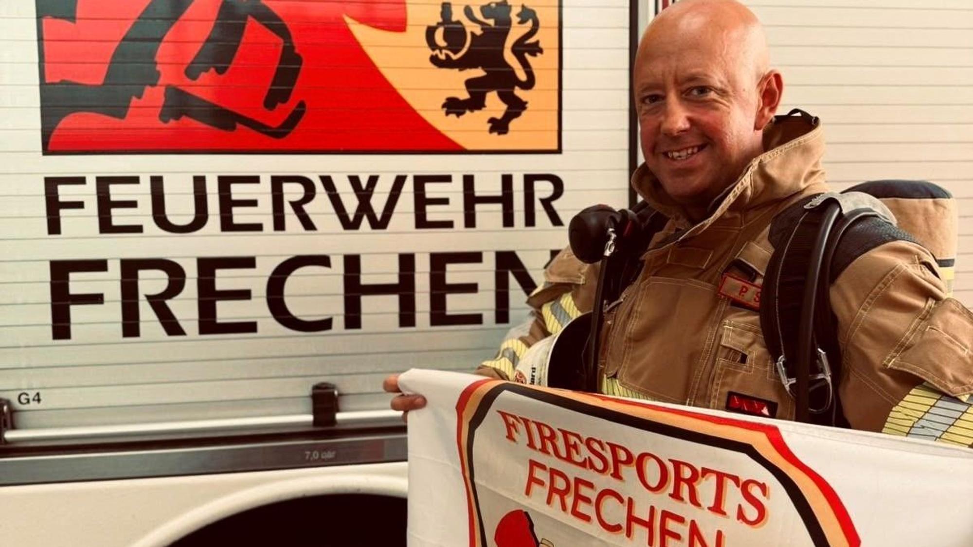 Das Foto zeigt einen Feuerwehrmann.