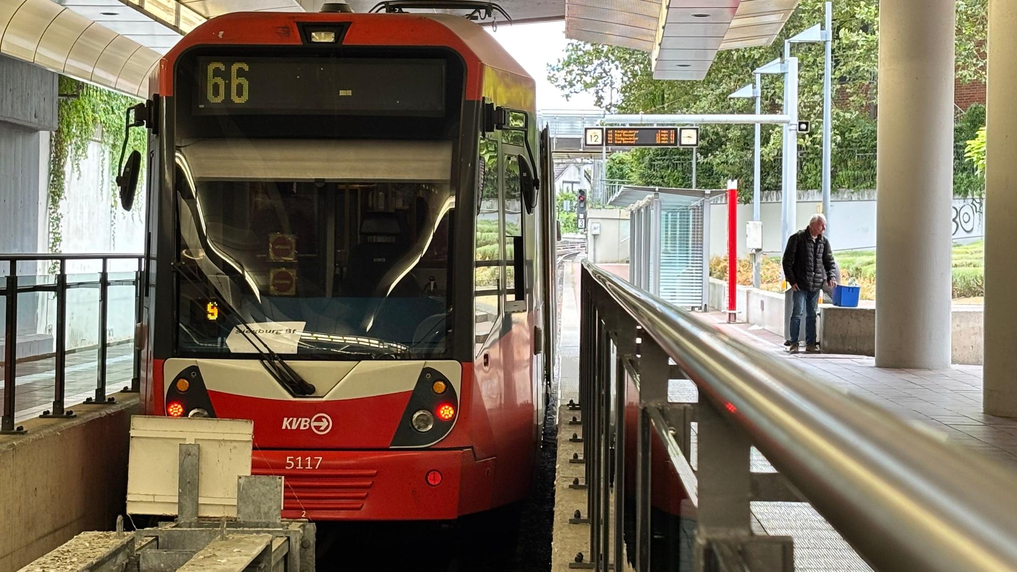 Für die Strecke der Bahnlinie 66 sind derzeit Fahrzeuge der KVB im Einsatz.