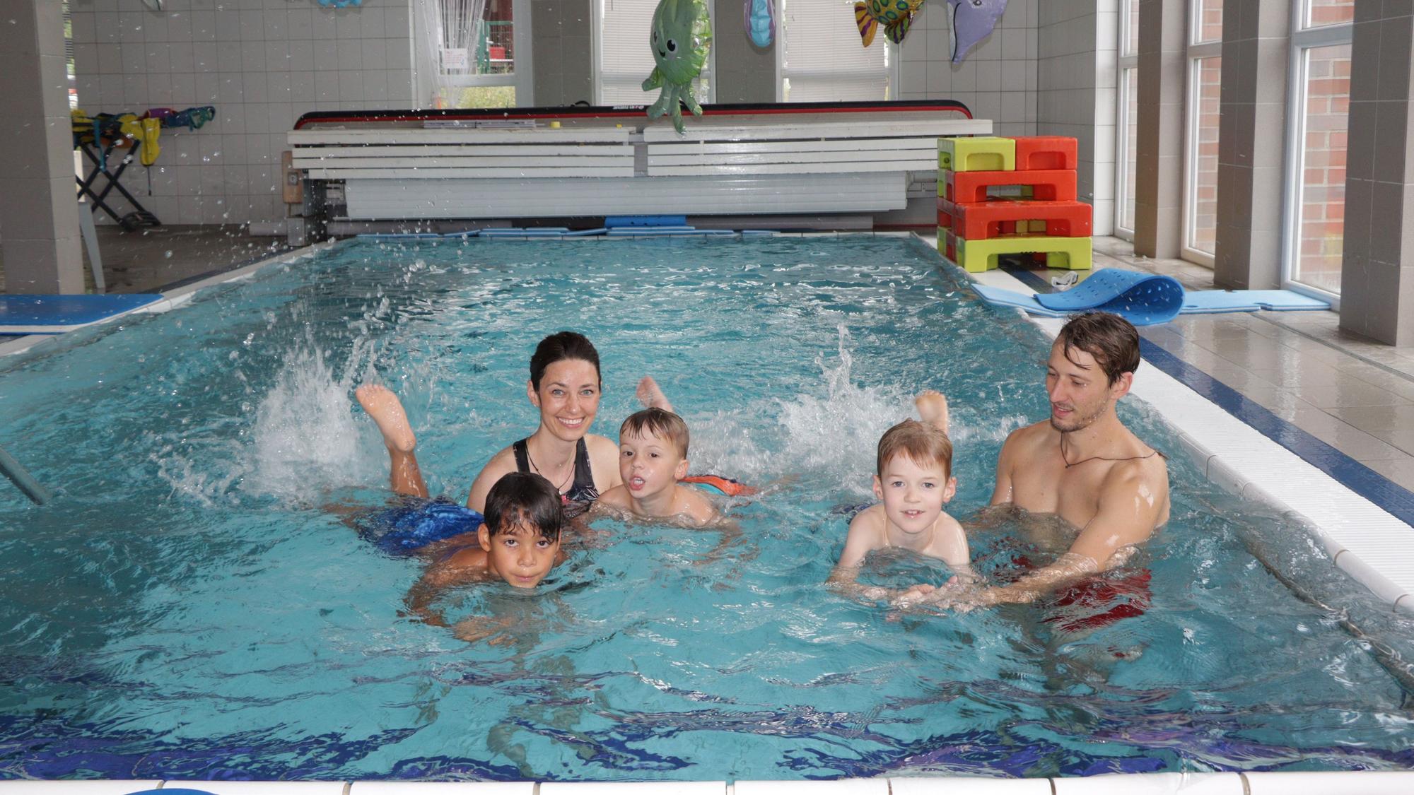Simone Wirtz (l.) beim Schwimmtraining mit Schwimmtrainer Nico Garziella.