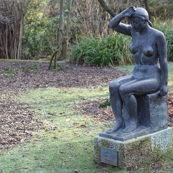 Die Bronze „Sinnende“ von Ludwig Kasper im Kölner Rheinpark.