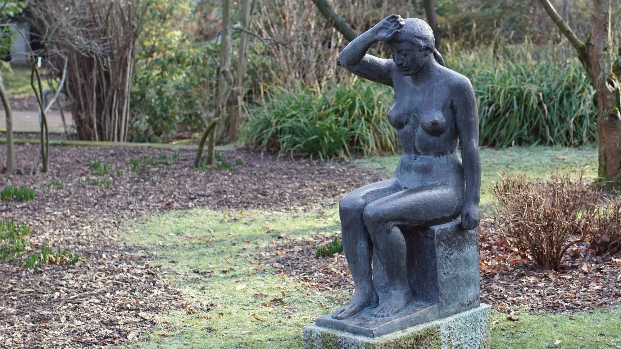 Die Bronze „Sinnende“ von Ludwig Kasper im Kölner Rheinpark.
