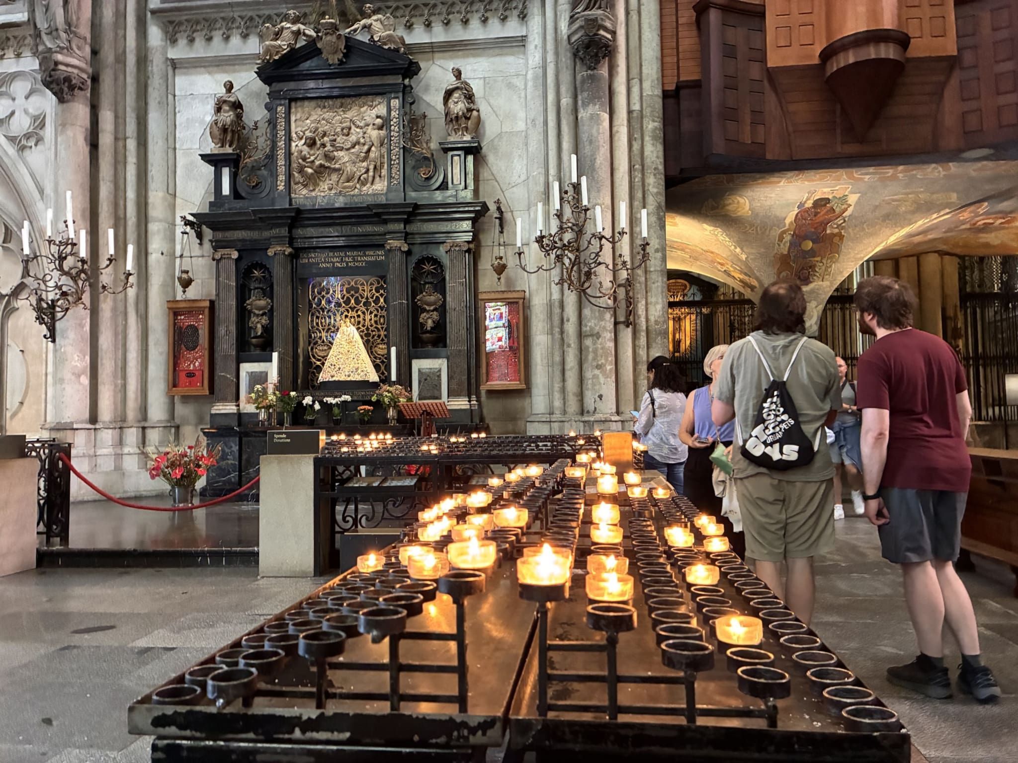 Zur Schmuckmadonna kommt man noch ohne Ticket: Wer den Rest des Domes jenseits der Opferlichter sehen will, muss ab sofort Eintritt zahlen.