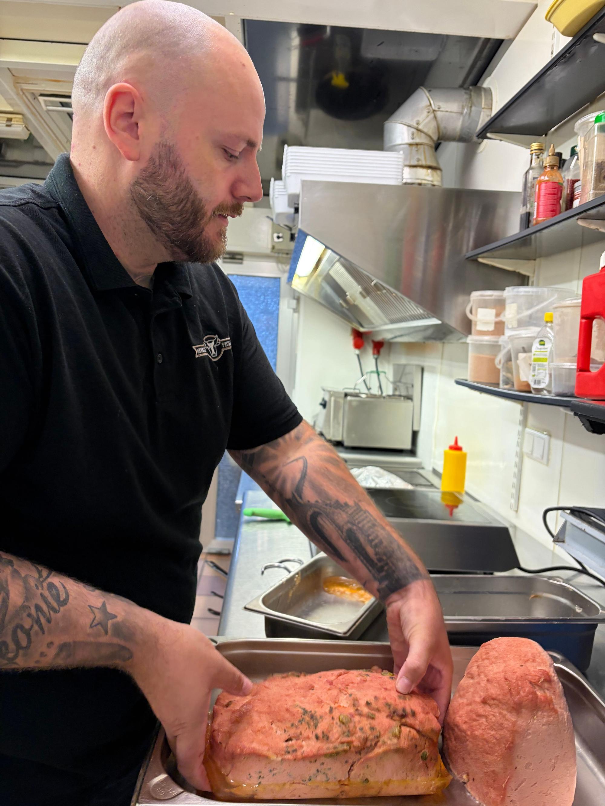 Als Erstes ist der Fleischkäse dran: Chef Daniel Pickartz kümmert sich selbst darum.