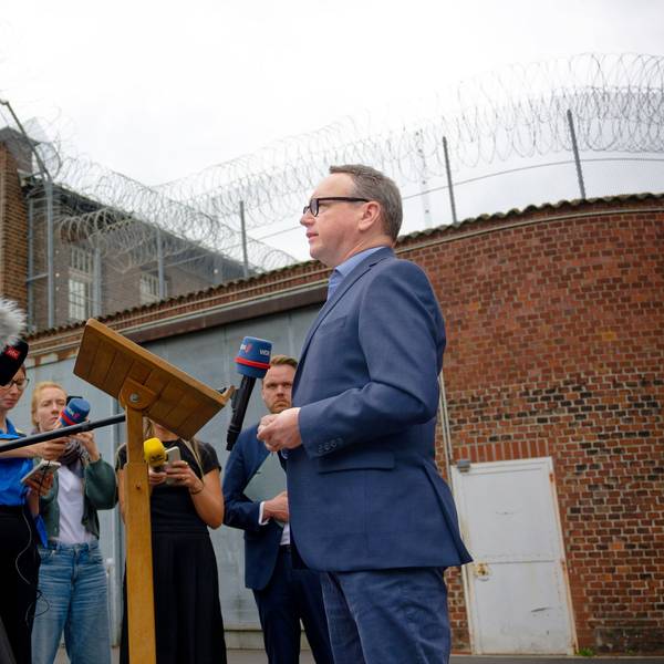 Benjamin Limbach (r, Bündnis 90/Die Grünen), Justizminister von Nordrhein-Westfalen, steht bei einem Pressestatement zu den Vorgängen in der JVA Siegburg im Eingangshof der Anstalt.