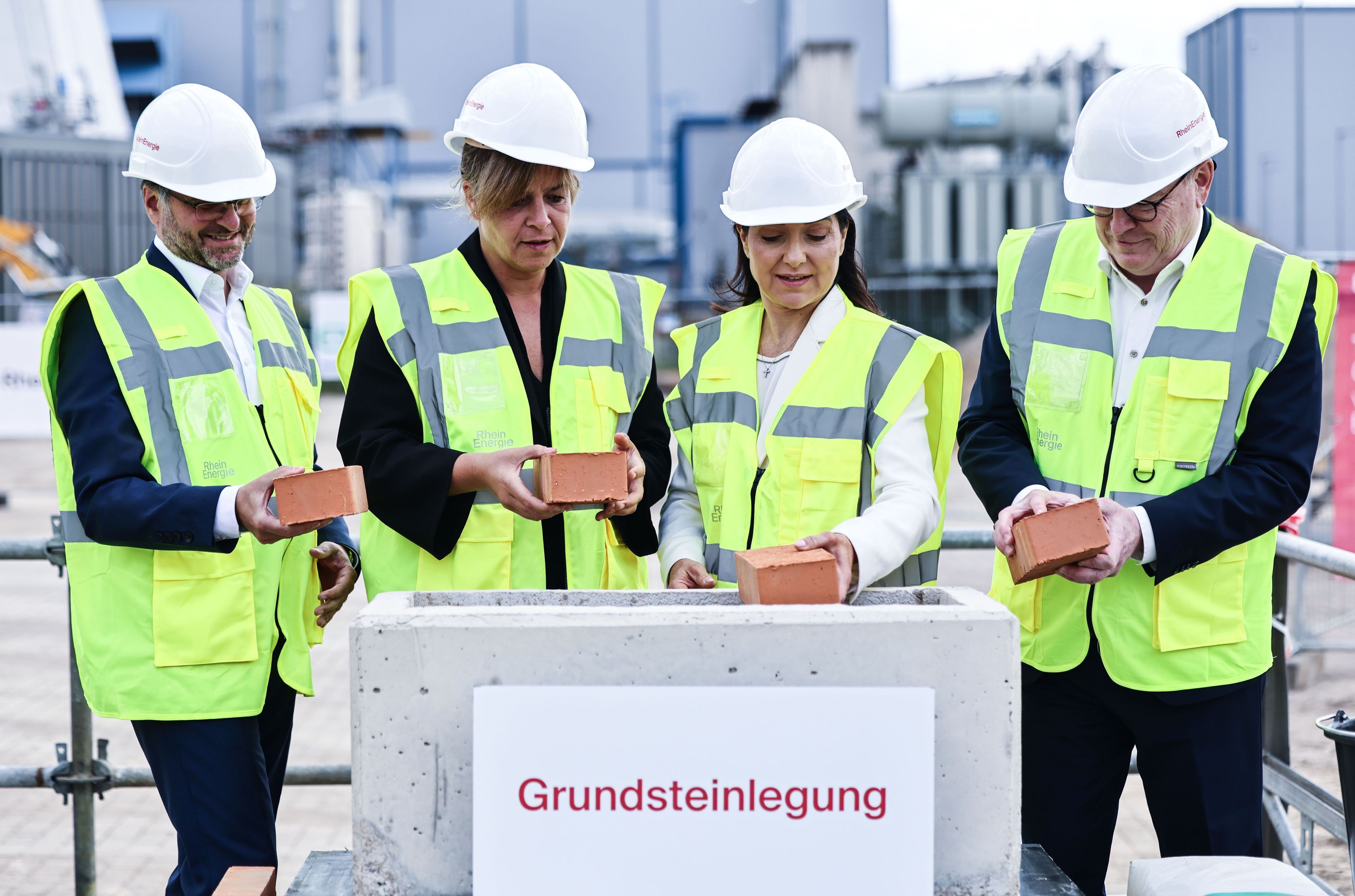 v.l.: Rhein-Energie-Chef Andreas Feicht, NRW-Wirtschaftsministerin Mona Neubaur, Wirtschaftsministerin Katherina Reiche und Kölns OB Torsten Burmester bei der Grundsteinlegung