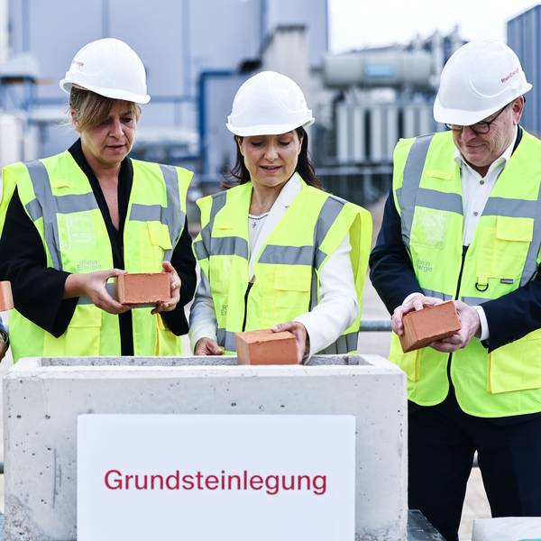 v.l.: Rhein-Energie-Chef Andreas Feicht, NRW-Wirtschaftsministerin Mona Neubaur, Wirtschaftsministerin Katherina Reiche und Kölns OB Torsten Burmester bei der Grundsteinlegung