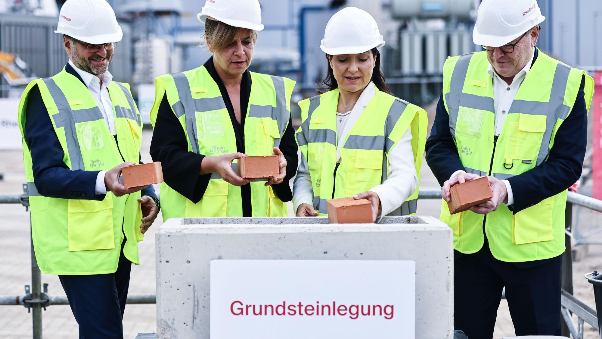 v.l.: Rhein-Energie-Chef Andreas Feicht, NRW-Wirtschaftsministerin Mona Neubaur, Wirtschaftsministerin Katherina Reiche und Kölns OB Torsten Burmester bei der Grundsteinlegung