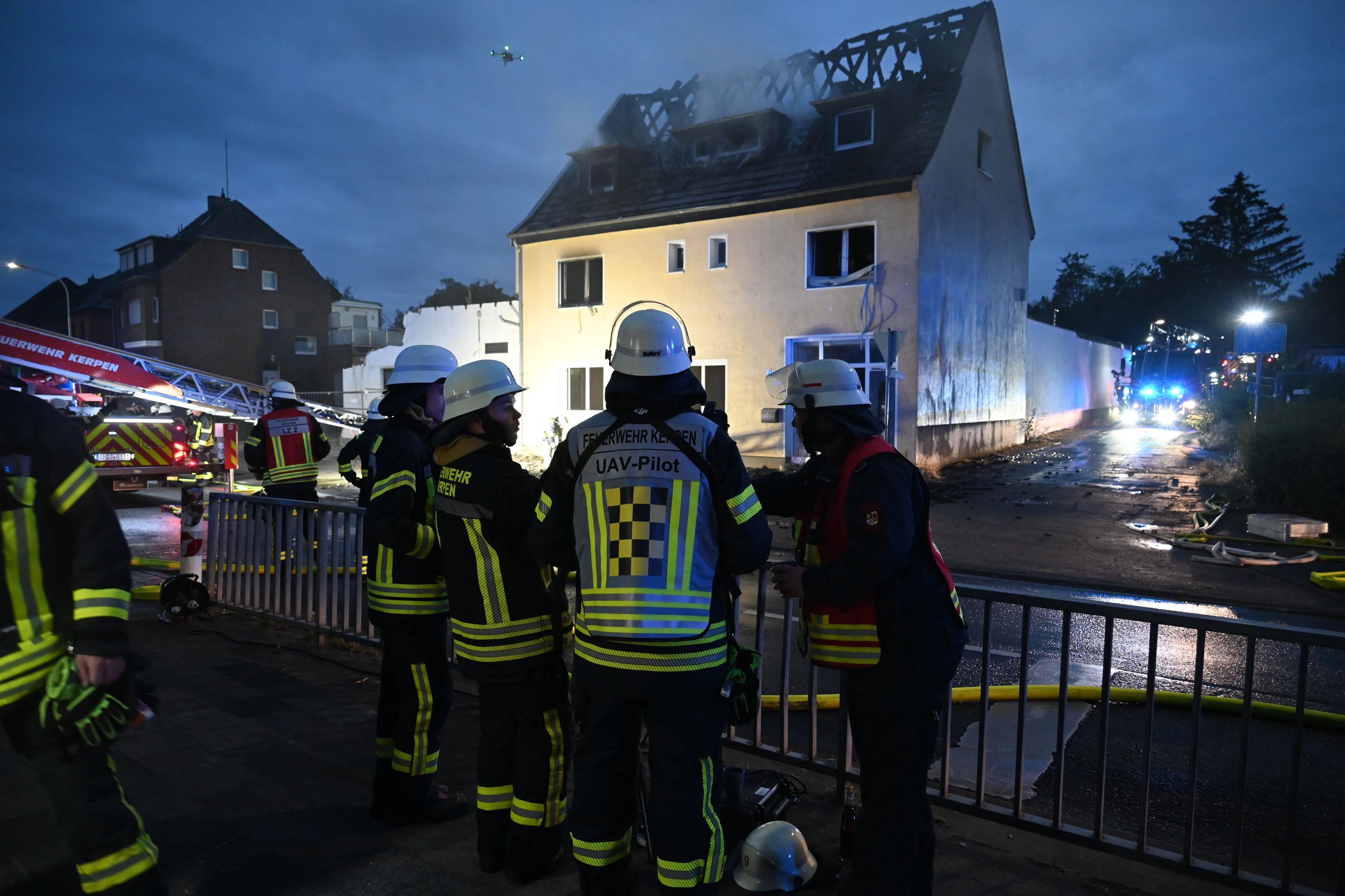 Das Bild zeigt Feuerwehrkräfte von einem Haus.