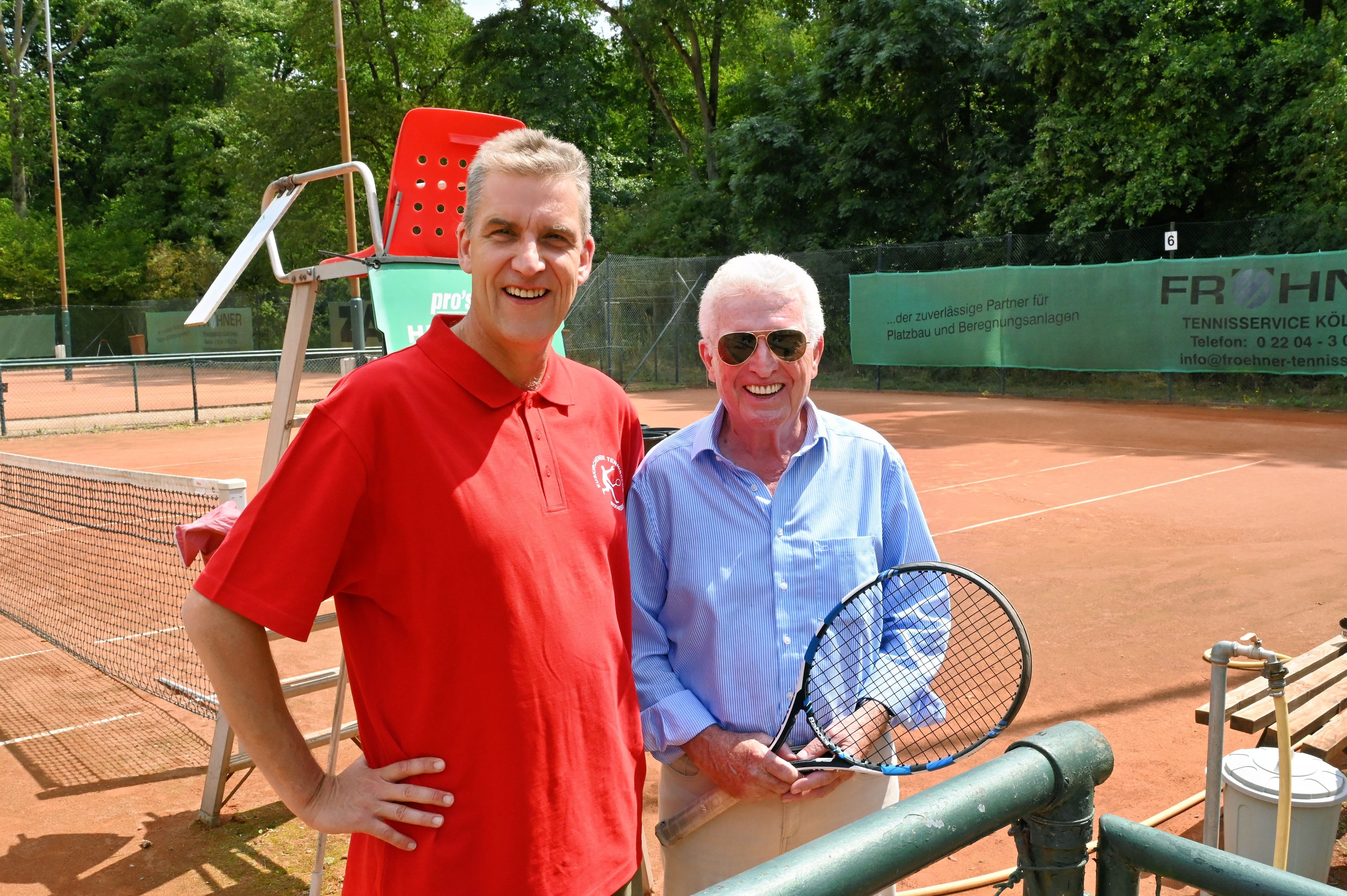 Norbert Weber hält einen Tennisschläger, links neben ihm auf dem Tennisplatz steht Vorsitzender Hendrik Krämer.