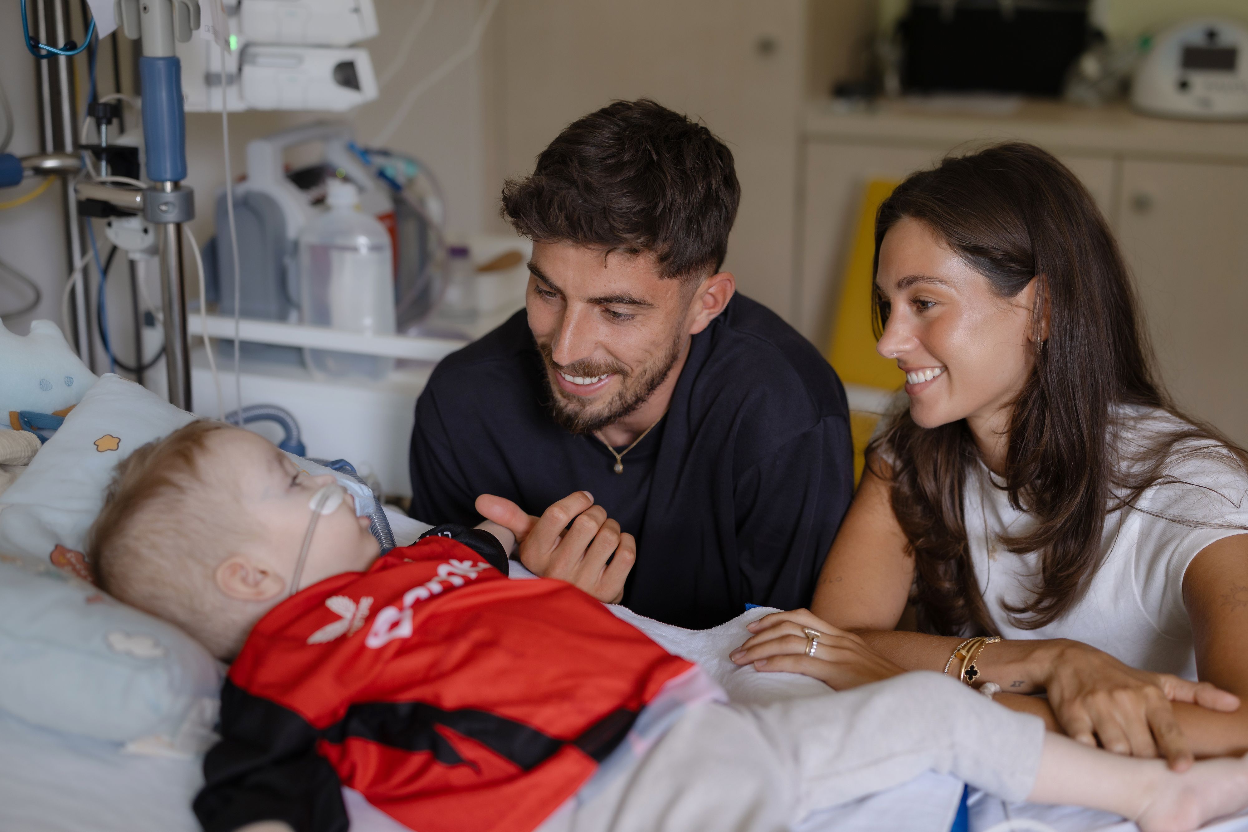 Kai und Sophia Havertz mit einem schwerkranken Kind im Klinikum
