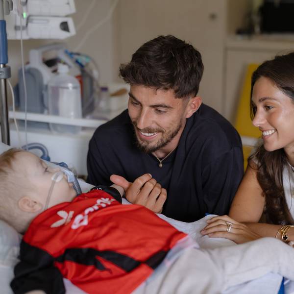 Kai und Sophia Havertz mit einem schwerkranken Kind im Klinikum