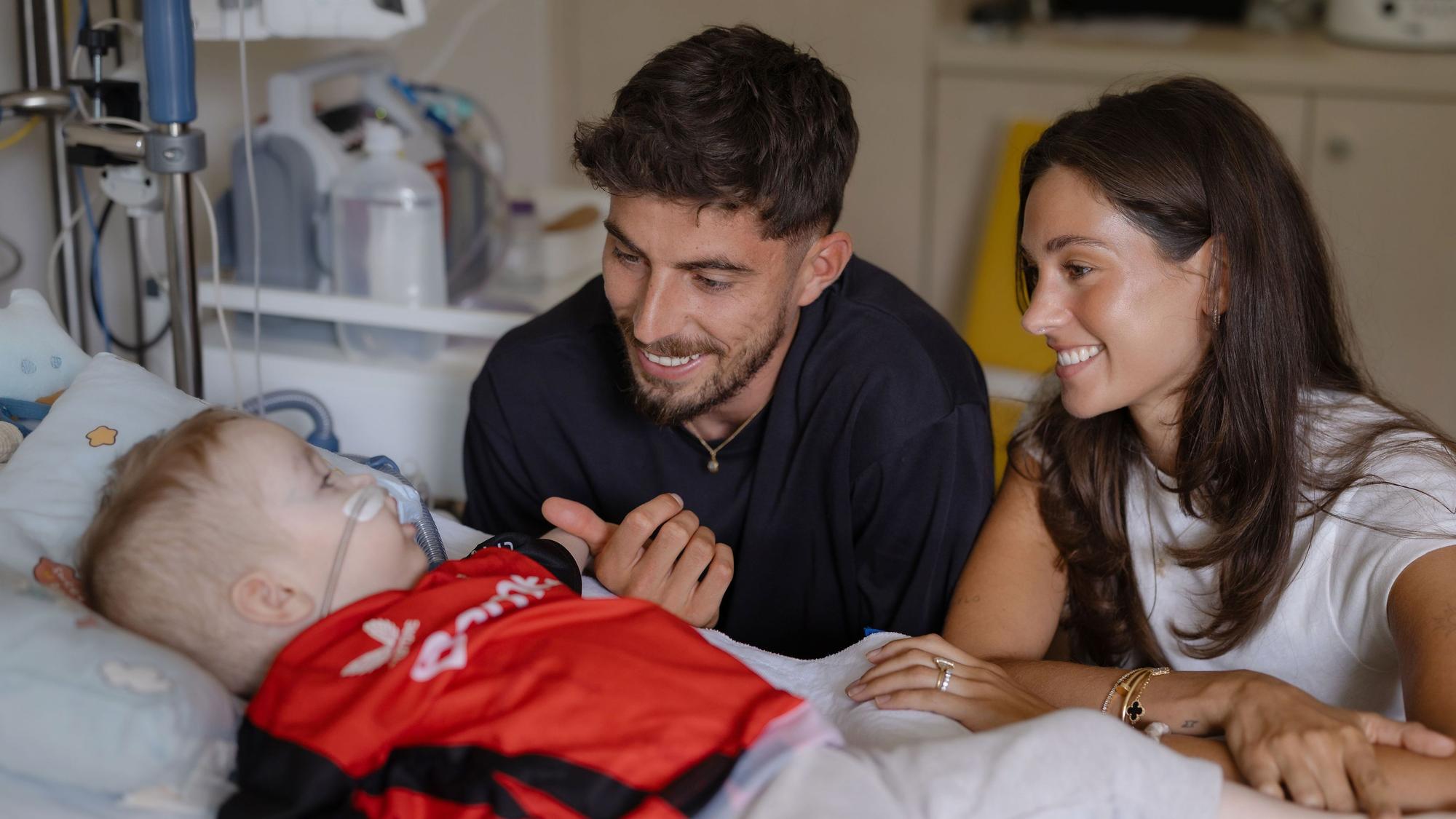 Kai und Sophia Havertz mit einem schwerkranken Kind im Klinikum