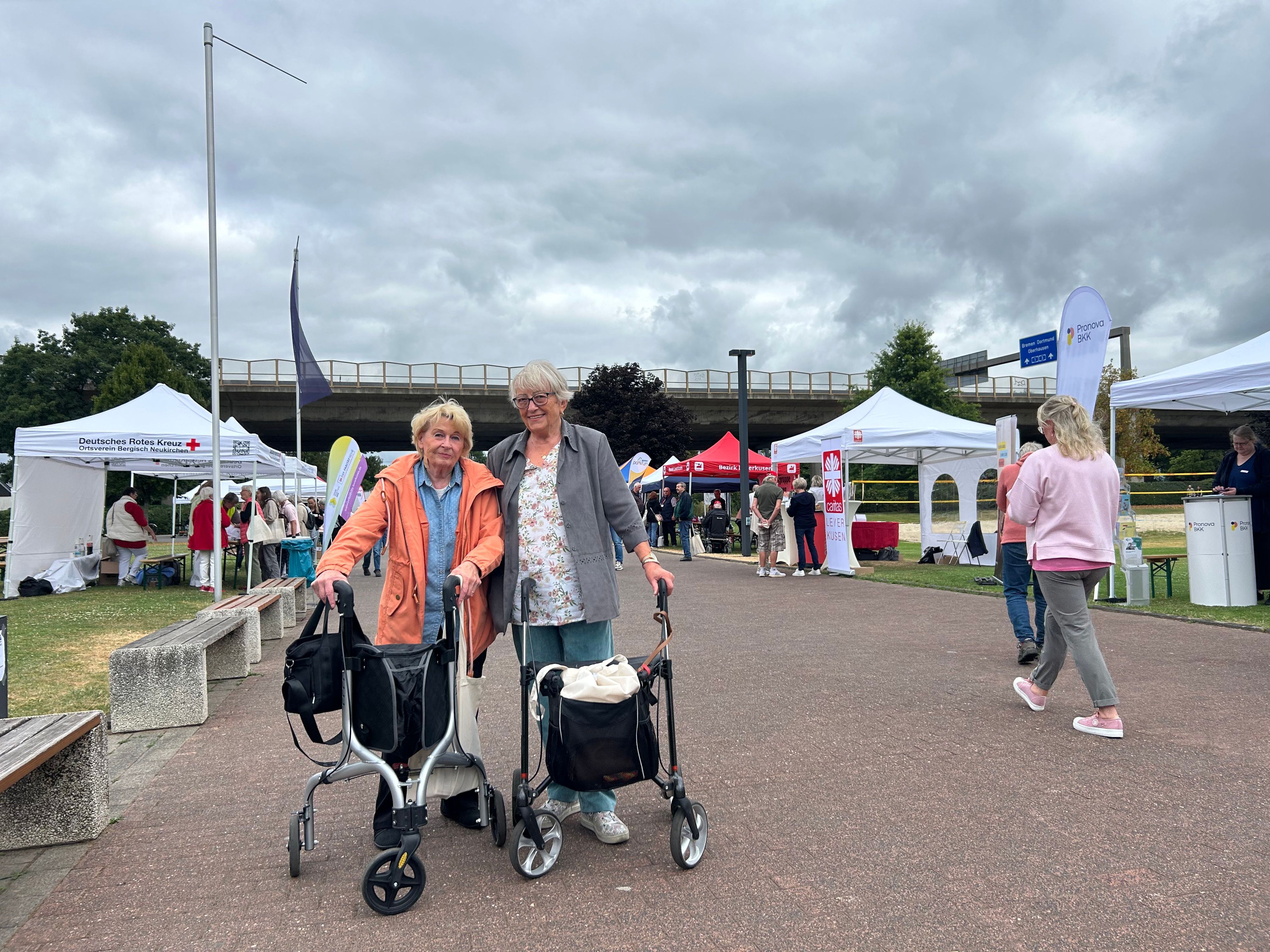Mechthild Rau (74, links) und Karin Rybak (82) erkundeten mit ihren Rollatoren die Angebote auf dem Sommerfest.