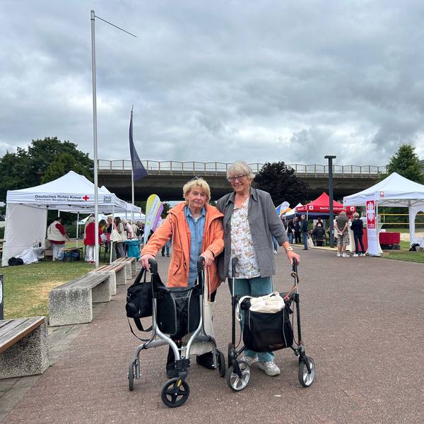 Mechthild Rau (74, links) und Karin Rybak (82) erkundeten mit ihren Rollatoren die Angebote auf dem Sommerfest.