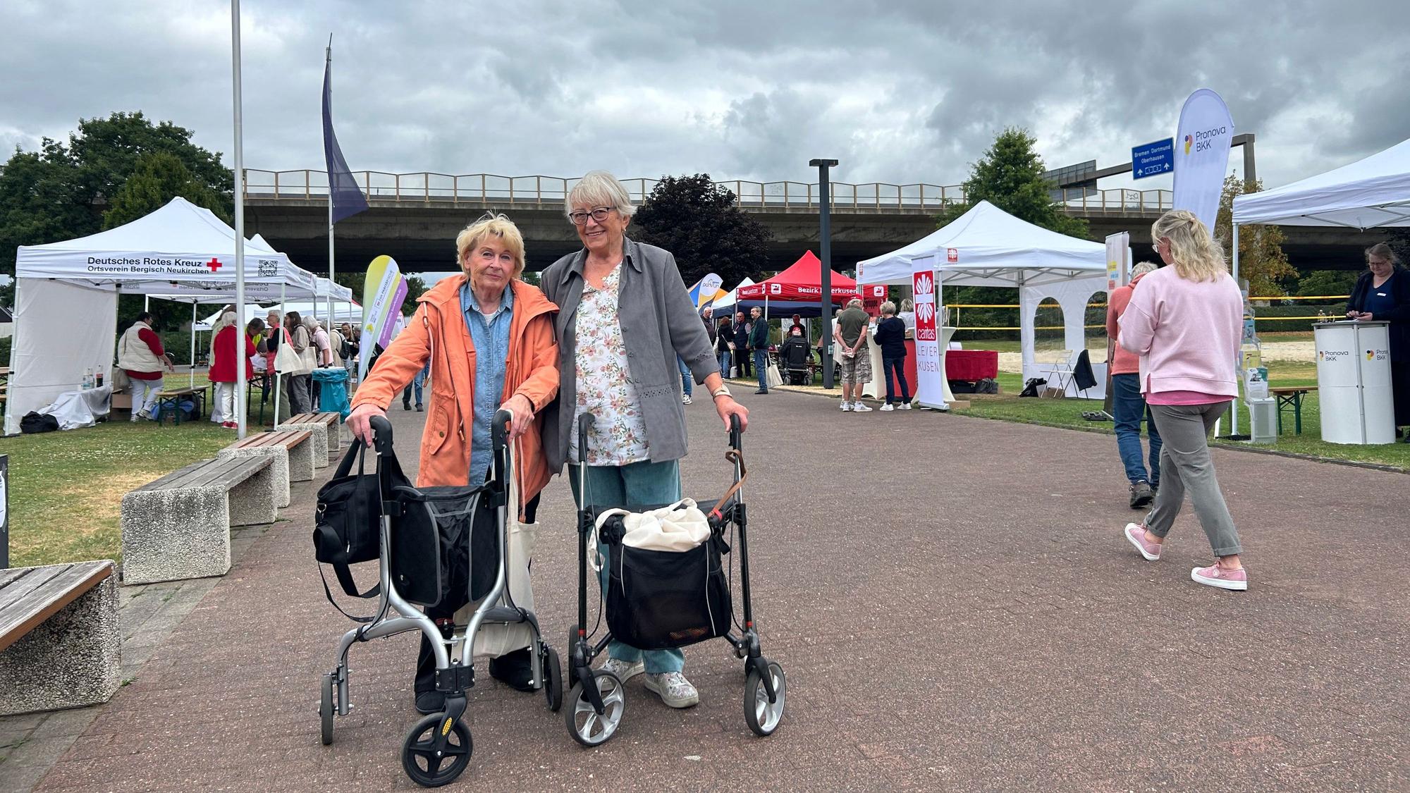 Mechthild Rau (74, links) und Karin Rybak (82) erkundeten mit ihren Rollatoren die Angebote auf dem Sommerfest.
