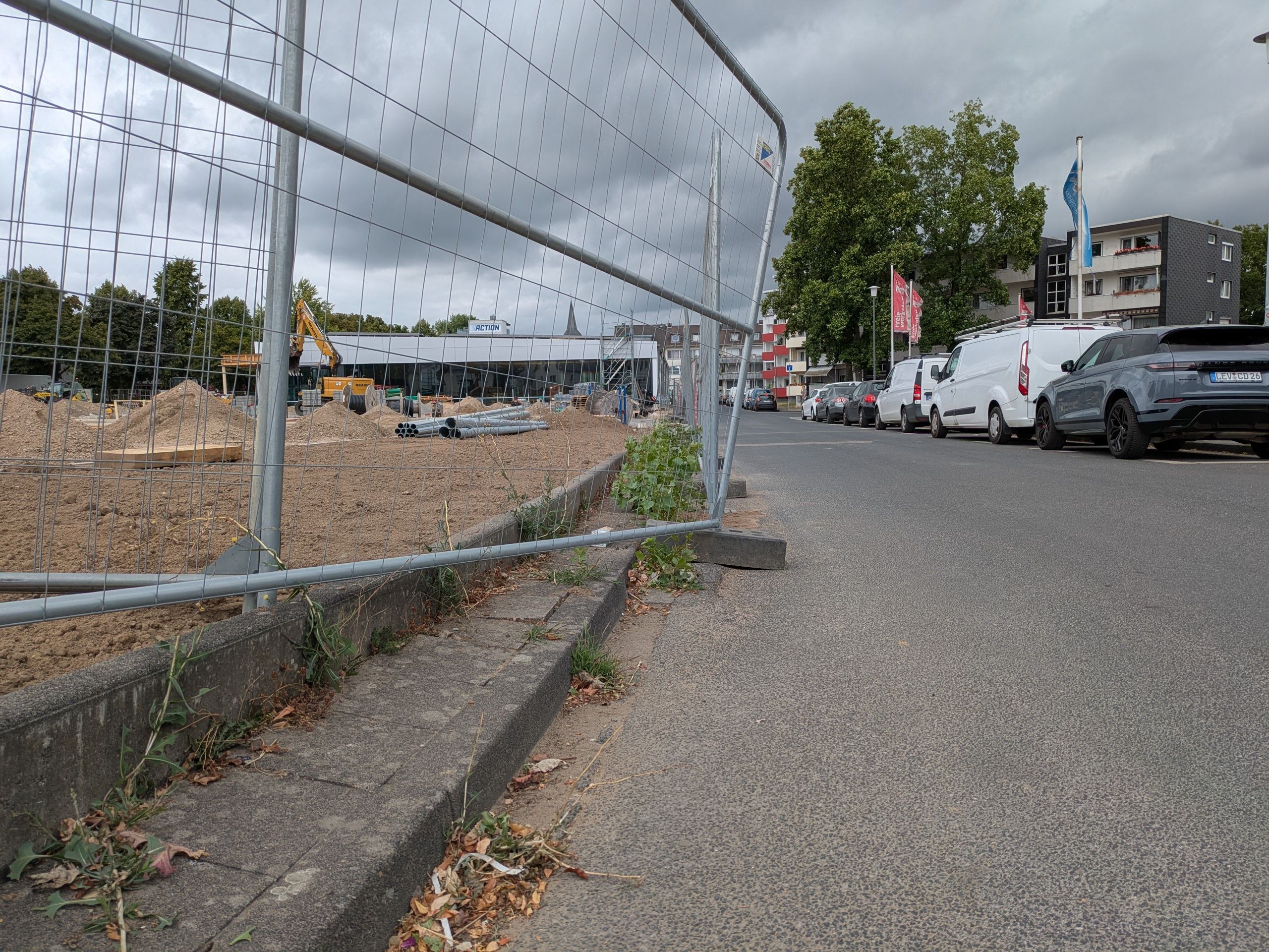 Eine Straße mit einer Baustelle in Opladen