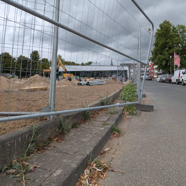 Eine Straße mit einer Baustelle in Opladen