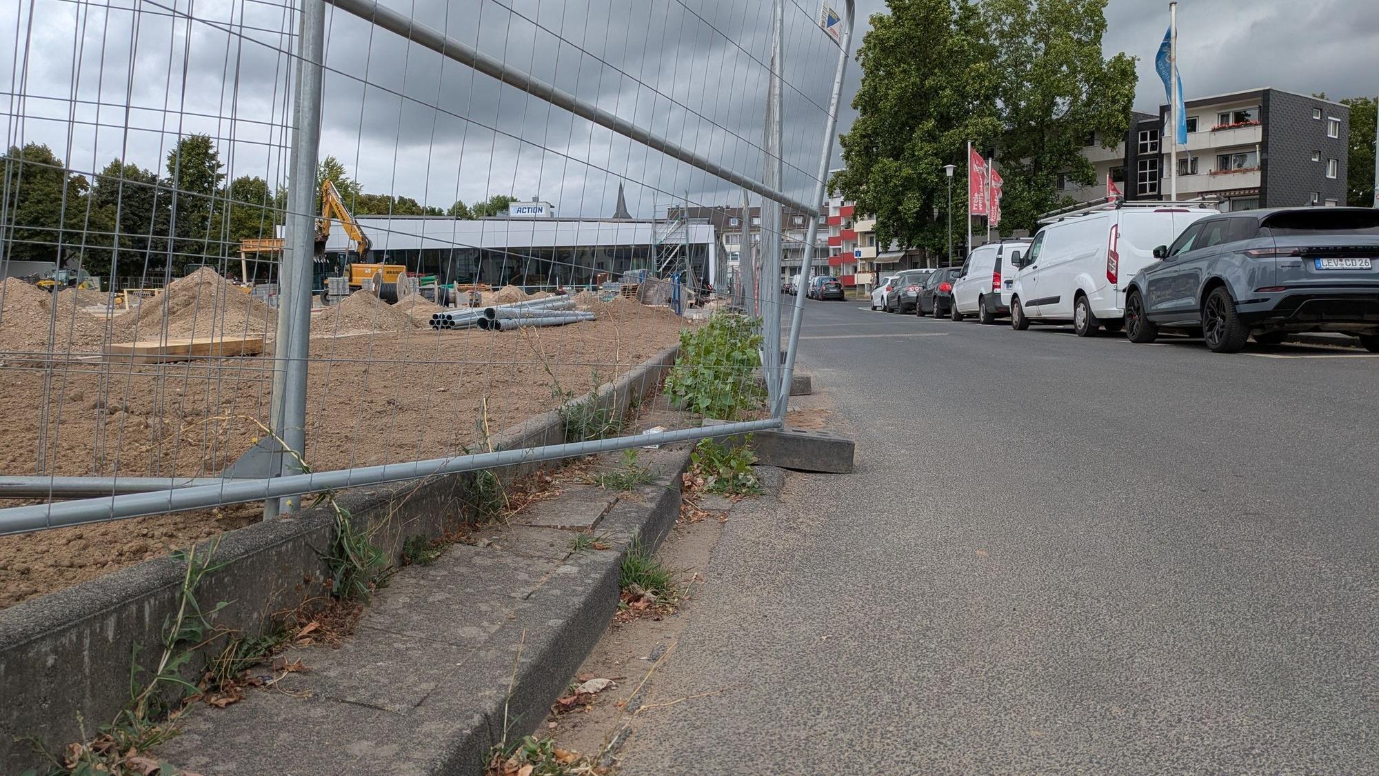 Eine Straße mit einer Baustelle in Opladen