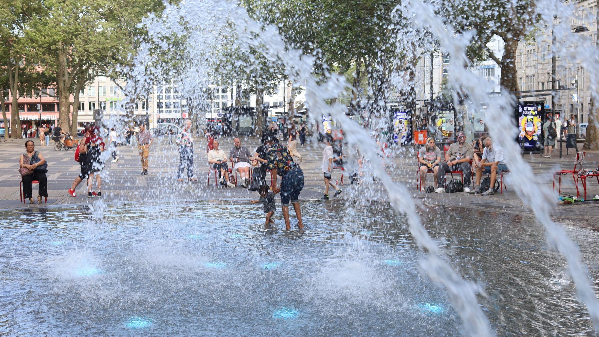 Der Brunnen auf dem Neumarkt sorgt bei den Temperaturen für eine Abkühlung.