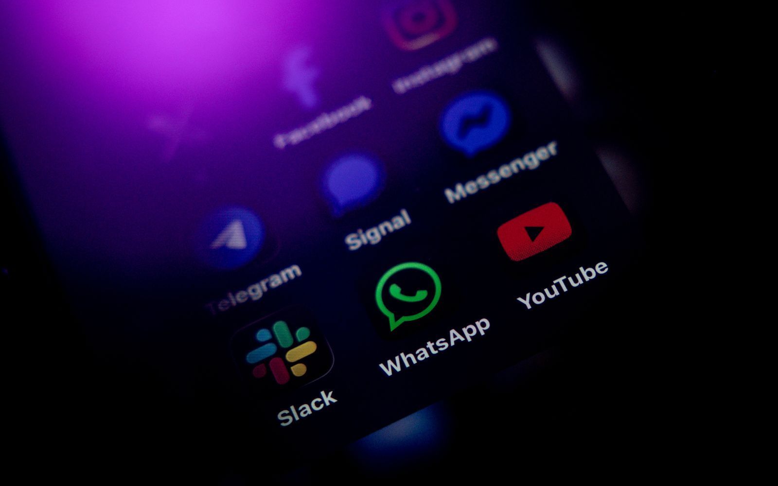 Eine weit verbreitete Browser-Erweiterung hat eine Sicherheitslücke beim Messenger WhatsApp zur Folge gehabt. (Bild: 2025 Getty Images/Chris McGrath)