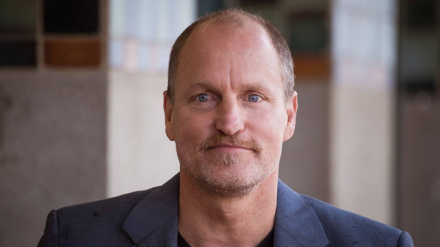 Kinogängern vor allem als Haymitch aus den „Mockingjay“-Filmen bekannt, machte Woody Harrelson zuletzt mit dem Oscar-Film „Three Billboards Outside Ebbing, Missouri“ von sich reden. Seine Vergangenheit ist nicht weniger sensationell - aber auf düstere Weise. (Bild: Francois Durand/Getty Images)