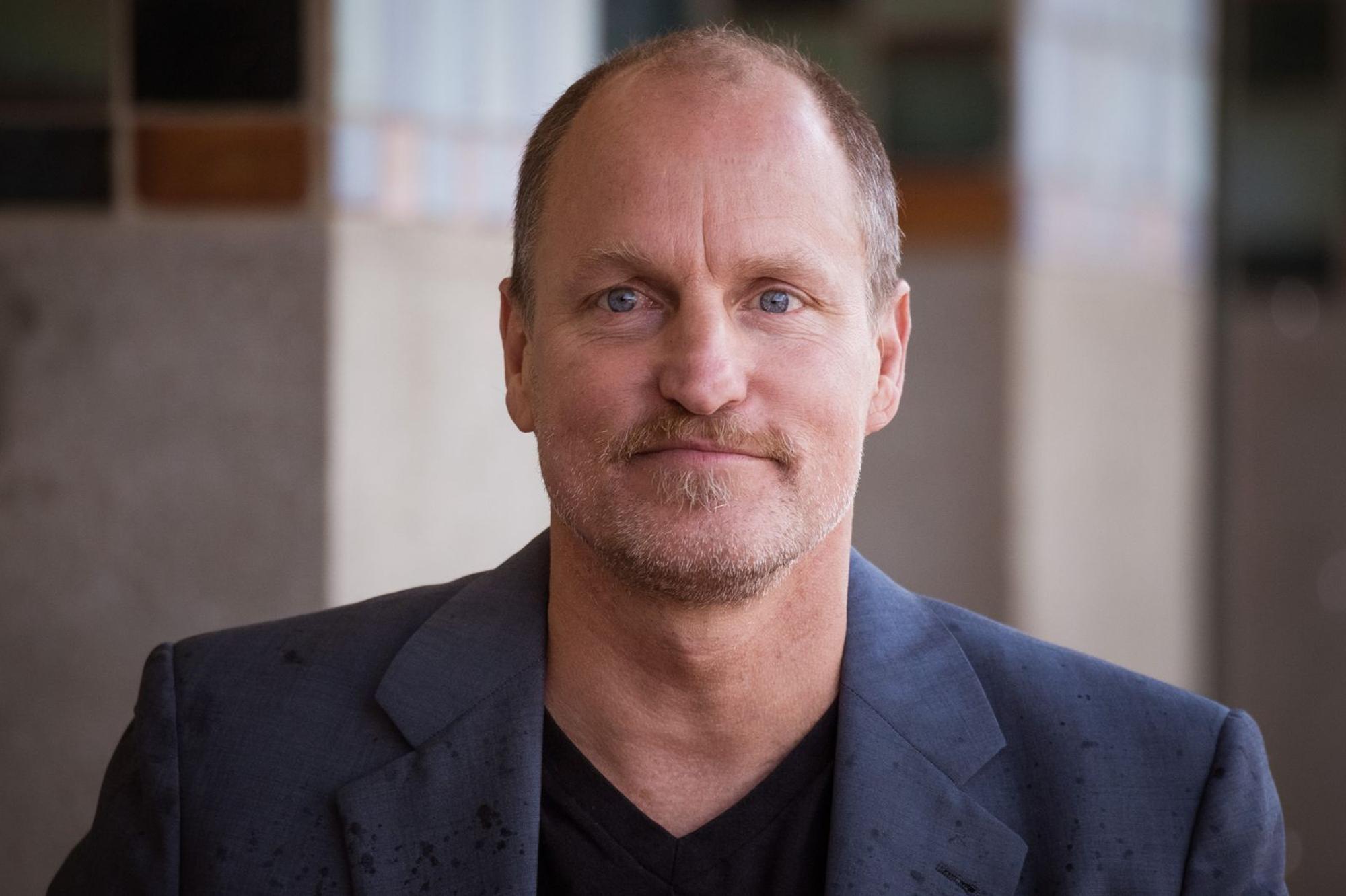 Kinogängern vor allem als Haymitch aus den „Mockingjay“-Filmen bekannt, machte Woody Harrelson zuletzt mit dem Oscar-Film „Three Billboards Outside Ebbing, Missouri“ von sich reden. Seine Vergangenheit ist nicht weniger sensationell - aber auf düstere Weise. (Bild: Francois Durand/Getty Images)