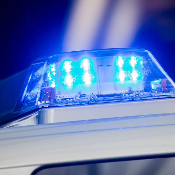 Ein Blaulicht leuchtet auf dem Streifenwagen der Polizei.
