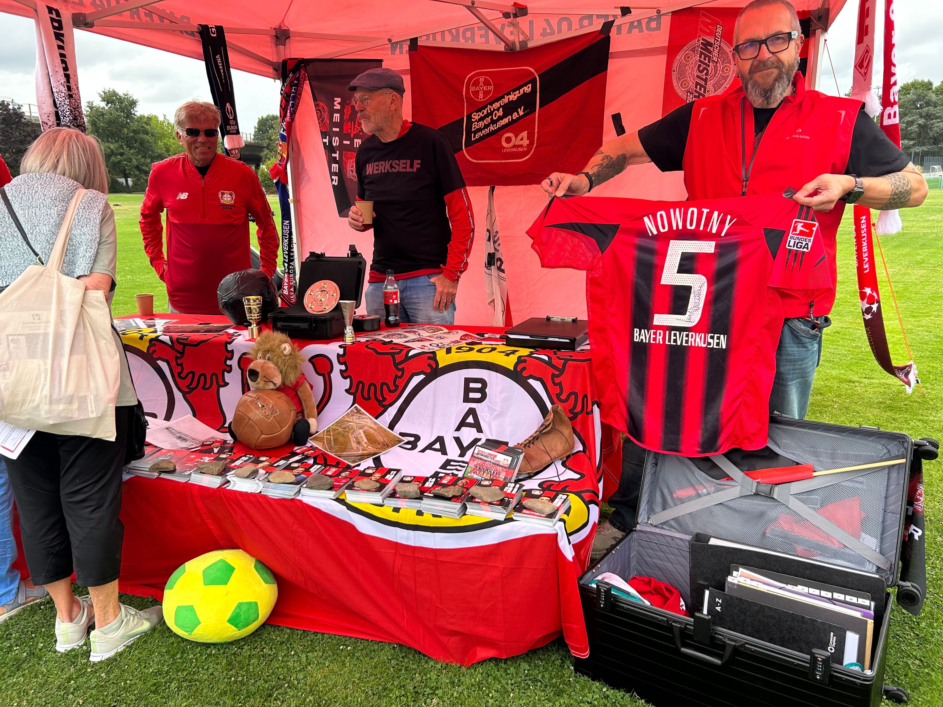 Historische Trikots, Fußballschuhe und ein alter Lederball: Andreas „Paffi“ Paffrath stellt den Erinnerungskoffer von Bayer 04 Leverkusen vor.