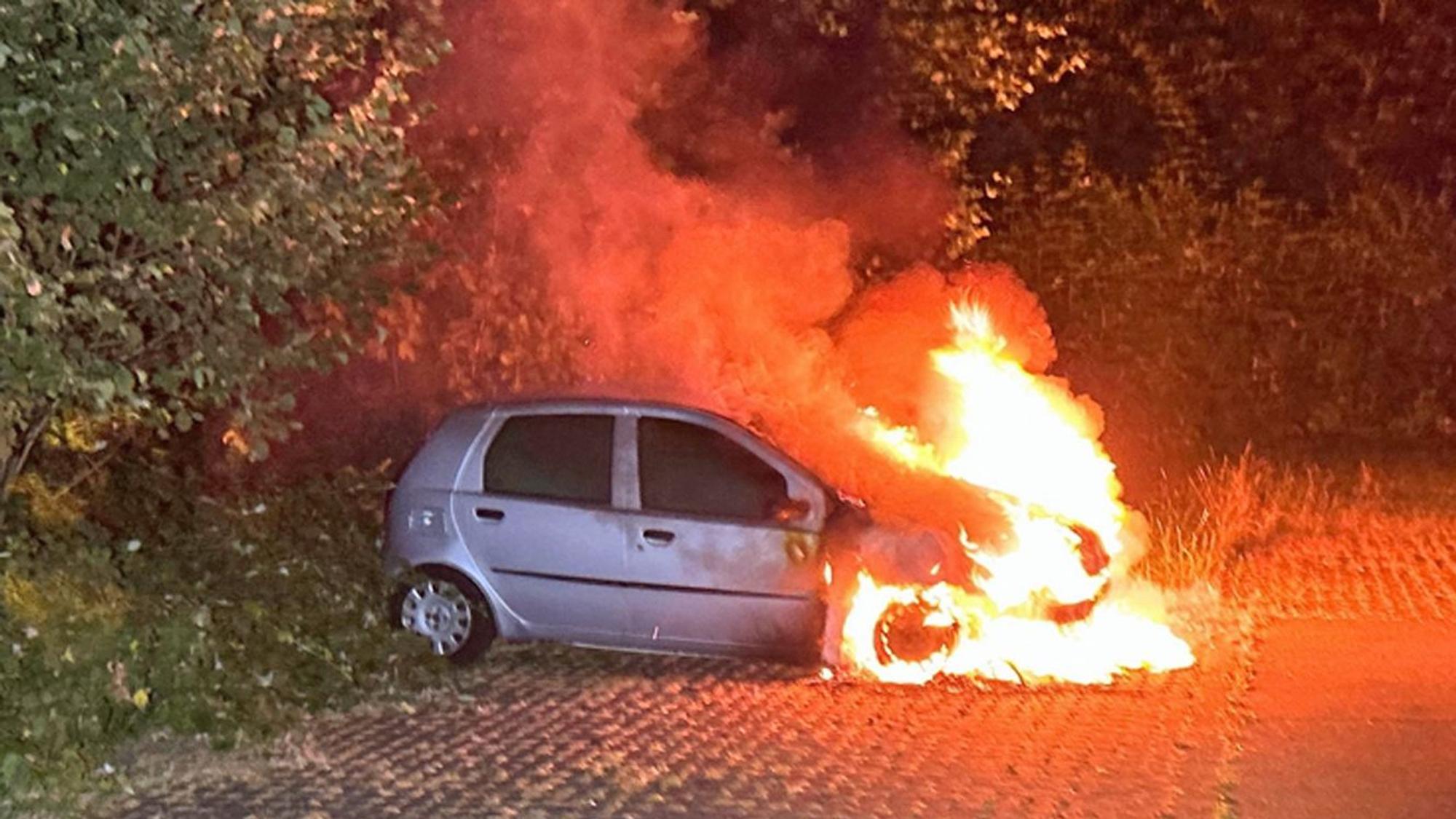Ein brennender Pkw.