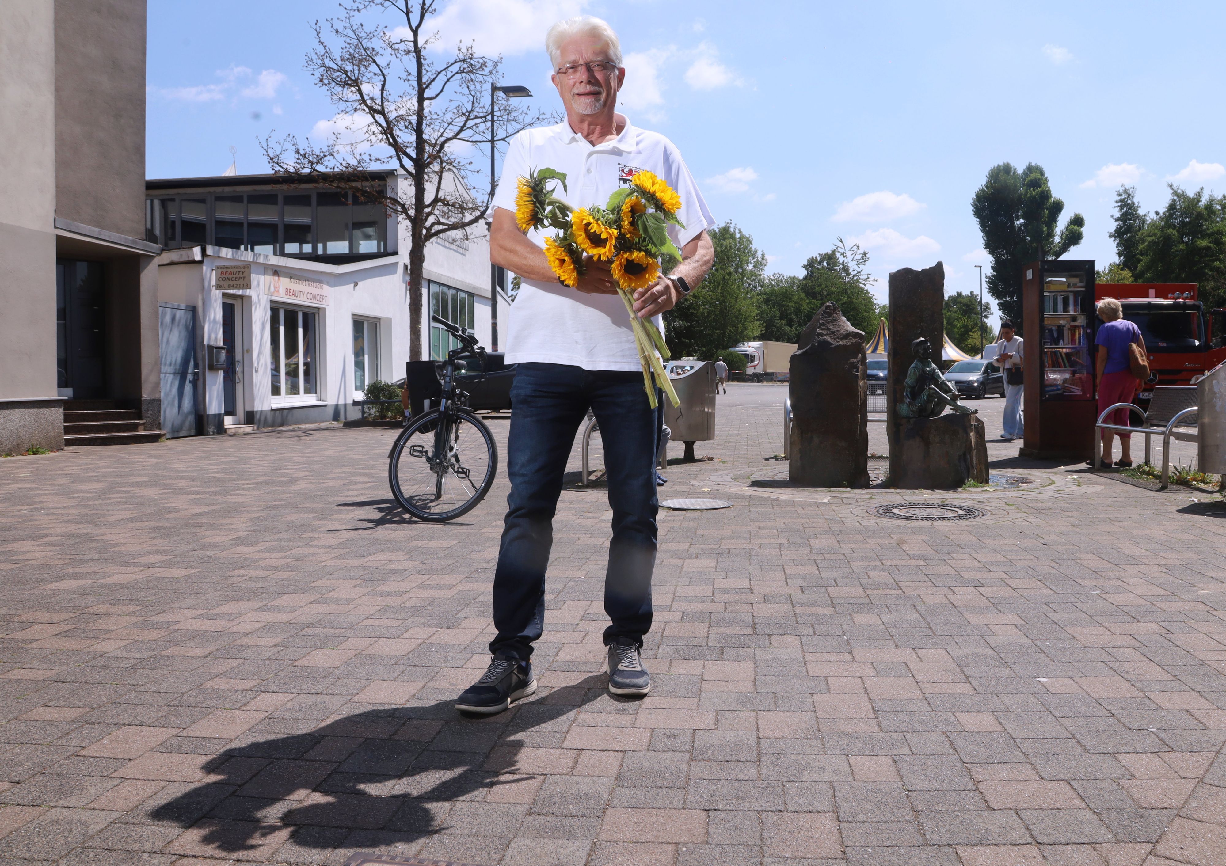 Heinz-Dieter Richmann auf dem Brücker Marktplatz, dem Zentrum des Veedels