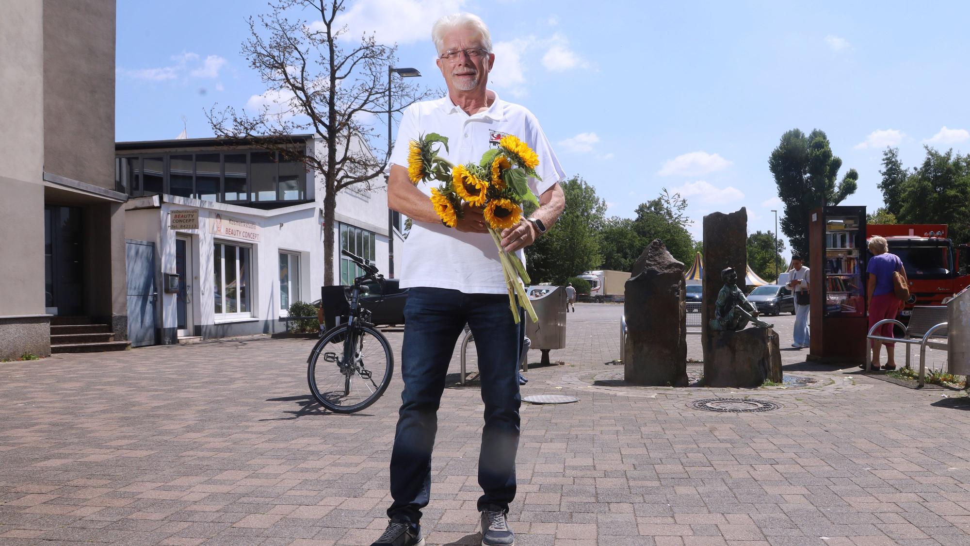 Heinz-Dieter Richmann auf dem Brücker Marktplatz, dem Zentrum des Veedels