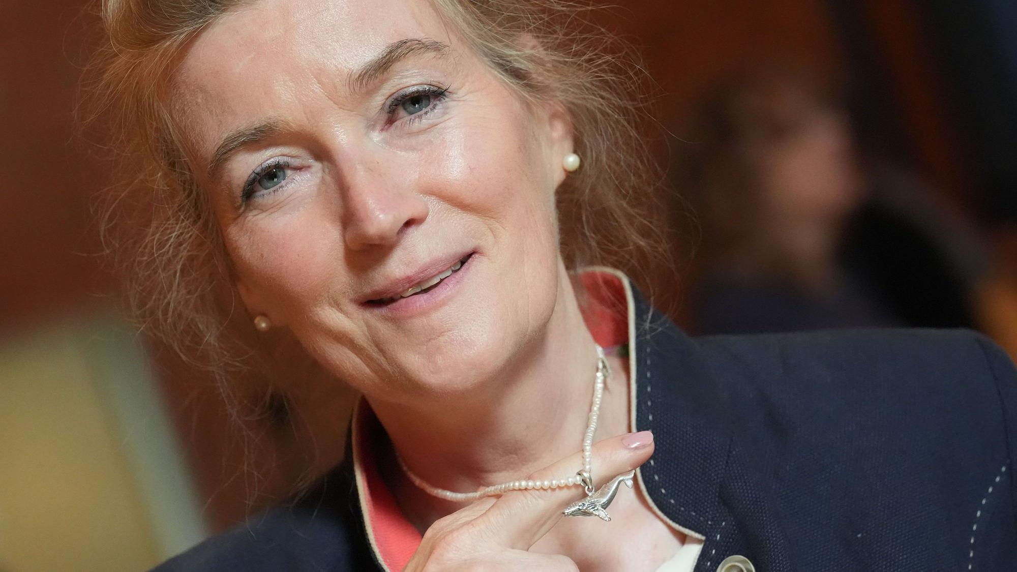 Tierärztin Kirsten Tönnies hält nach einer Pressekonferenz im Hamburg-Haus Eimsbüttel zum in der Ostsee gestrandeten Buckelwal Timmy ihren Buckelwal-Anhänger an der Halskette hoch.