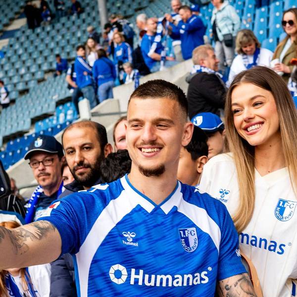 Stürmer Mateusz Zukowski bei einem Selfie mit den Fans.