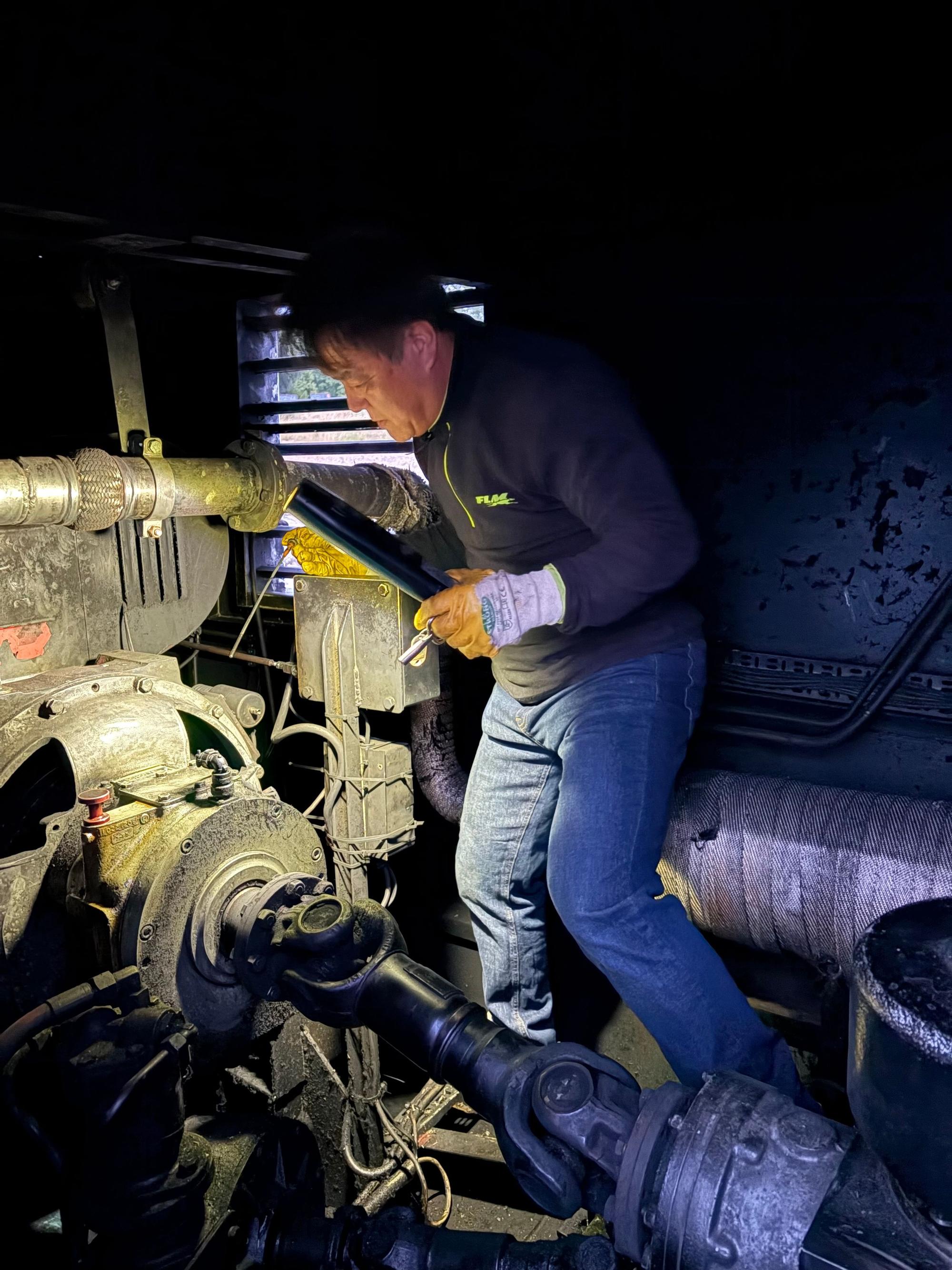 Tan Minh Nguyen überprüft jeden Morgen die Technik auf der Hitdorfer Fähre