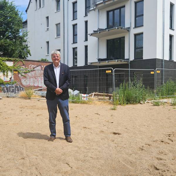 Ratsherr Reinhard Houben ist empört über die Zustände auf dem Spielplatz.