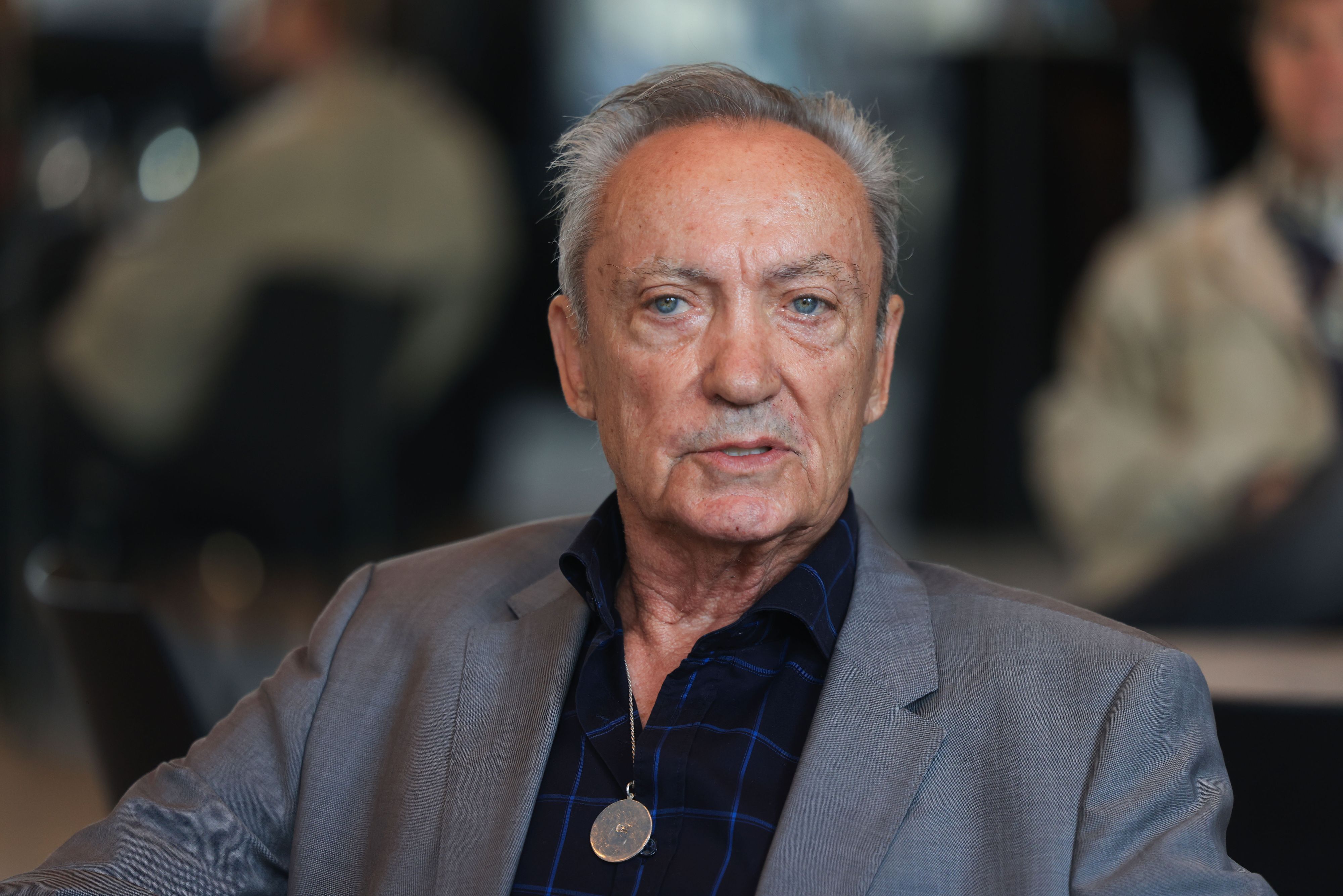 Der Schauspieler Udo Kier spricht bei einem Empfang der Stadt Köln.